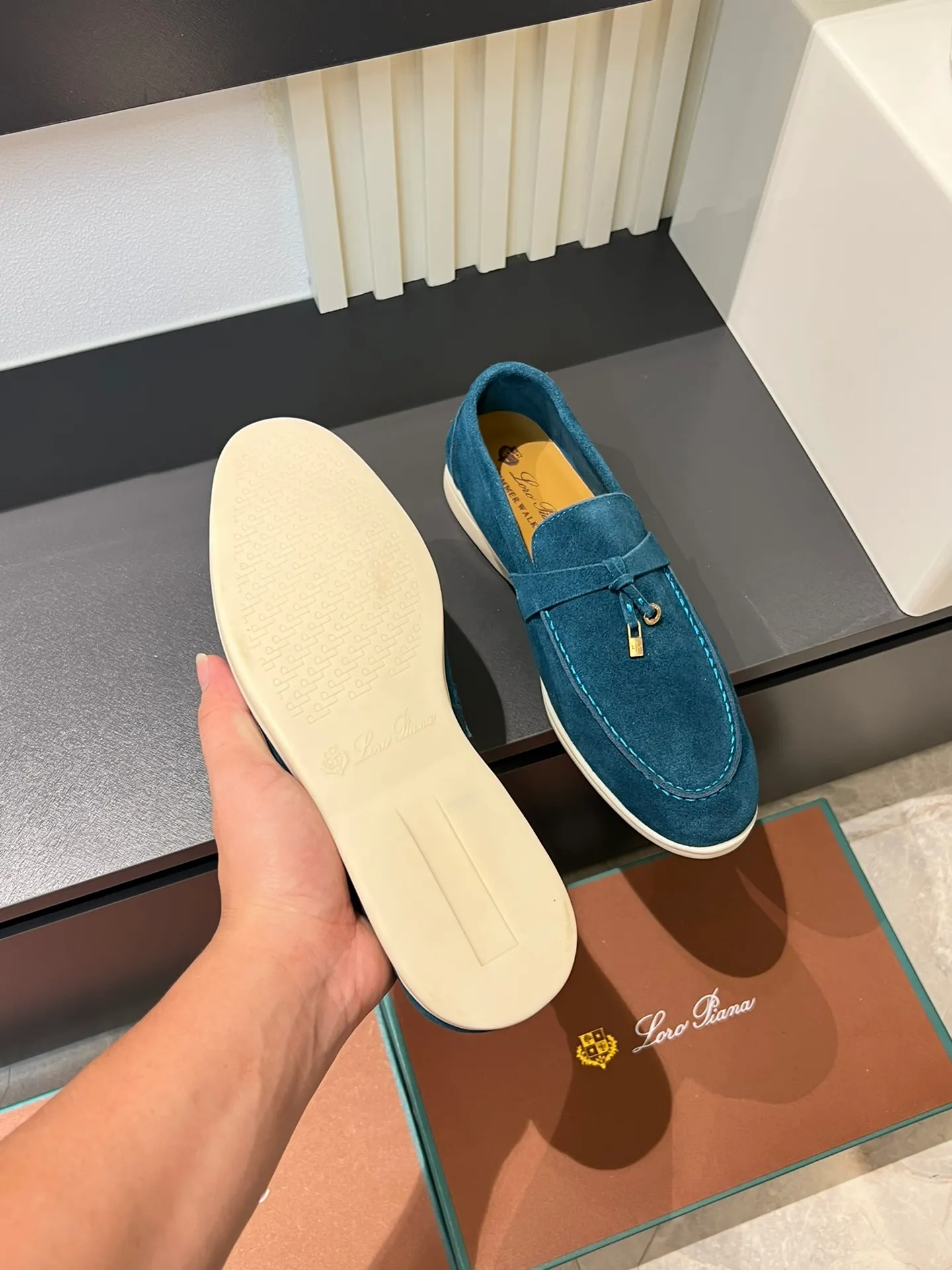 Men's shoes 💰p360 "Loro men's shoes 💰pian'*" Classic L men's shoes for couples 💰p Top version British flat loafers, a must-have item in old money style, the minimalist design is eye-catching and durable, a plus point for dressing The soft foot feel and texture are outstanding. They don’t scratch your feet and are very nice. They are matched with soft and waxy soles. They can be worn daily for a long time without getting tired. They are easy to wear, versatile and classic items, with perfect foot feel and texture! Imported cashmere fabric, the lining is made of imported A-grade water-dyed cow lining, the top version of the genuine leather midsole is sewn with pure handmade mark thread! Size: Female 35-40 (34. Customized) Male 38-44 (45.46. Customized)